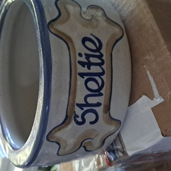 Louisville Stoneware med size dogbowl. Sheltie tag, wjite and blue - Picture 2 of 4